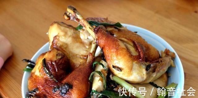 女儿生日,妈妈做了一桌菜,还有一个大蛋糕,满满的都是爱