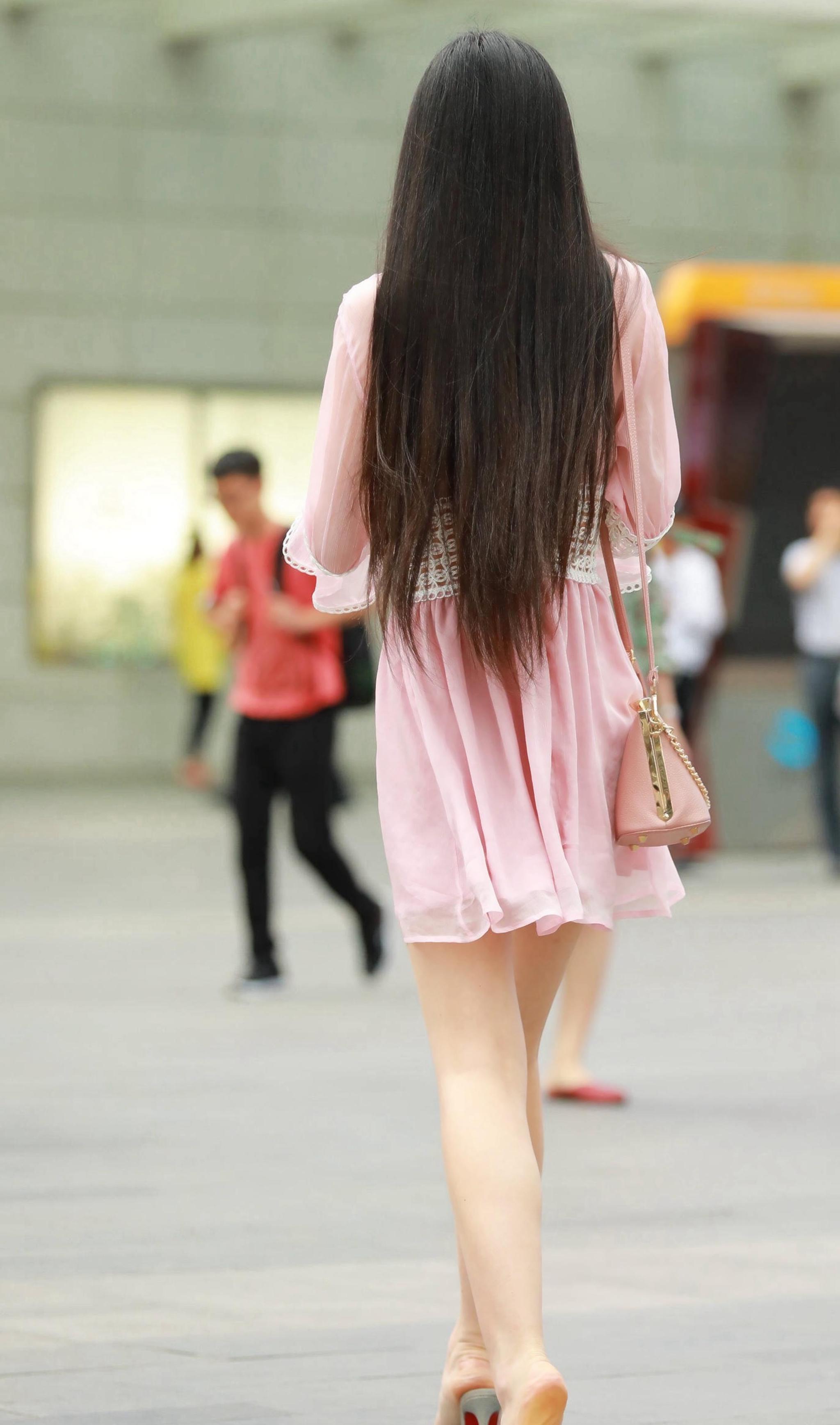 粉色 穿着粉色连衣裙的美女,纤细白净的大长腿,真是惹人羡慕