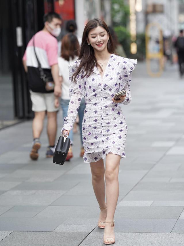 美女街拍:复古风不会过时,让小姐姐神采奕奕,展现不一样的性感与调皮