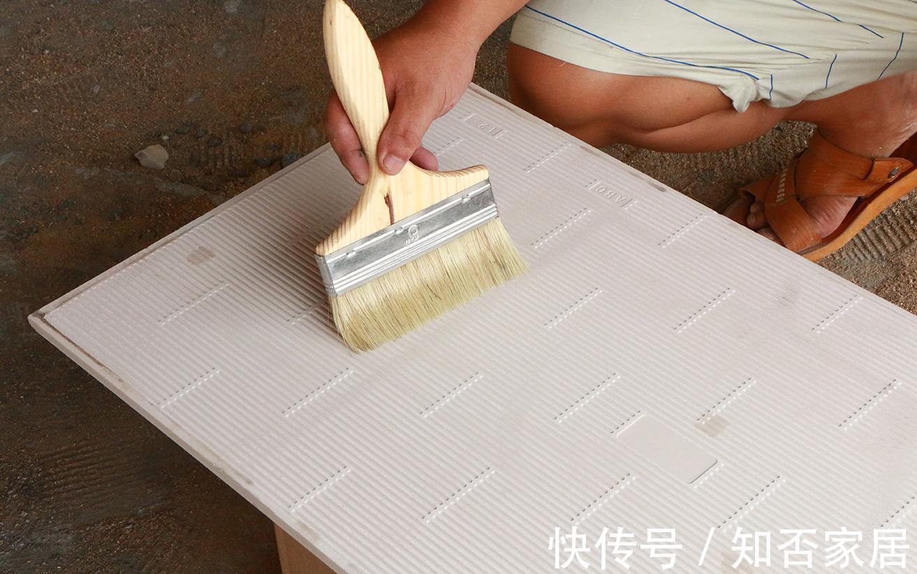 瓷砖|入住不到一年，墙砖哗哗往下掉，维修工人：施工时关键步骤忘了做
