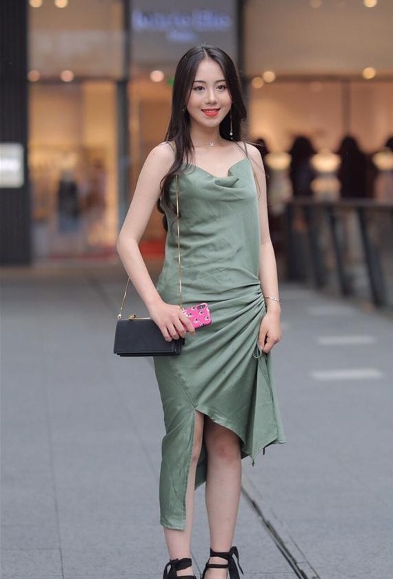裙子 丝绸青色连衣长裙搭配高跟鞋，温婉柔顺，淑丽姣好