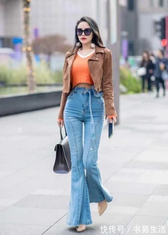 眼镜|街拍:扎短马尾的小姐姐,戴上一副眼镜,很有御姐的风范呢