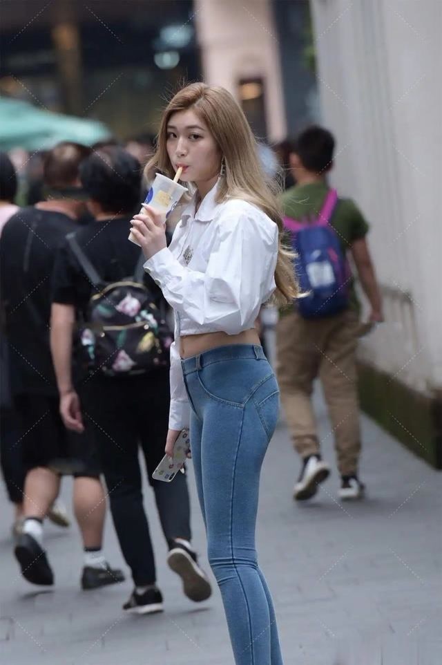 牛仔裤 穿着卡其色,时尚而老成,充满高级感