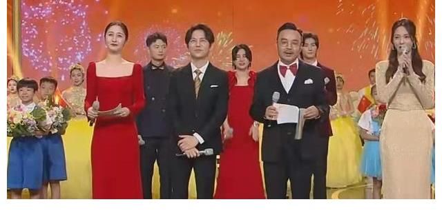国庆晚会|国庆晚会现状：央视舞台精美，芒果台忙带货，其他卫视退出竞争