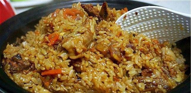 视为|抓饭油亮生辉,味香可口,被维吾尔族群众视为上等美餐