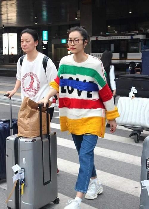 ?别只会穿黑白灰，学习刘雯的“彩色”穿搭技巧，好看又显高级