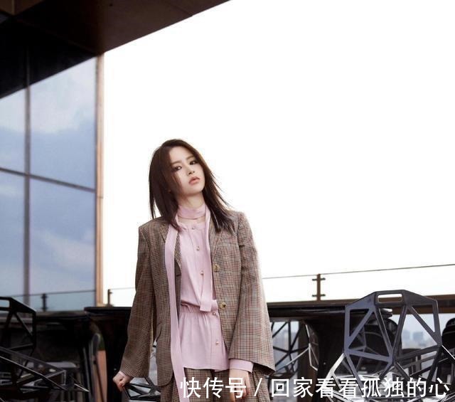 金子涵加盟《我们恋爱吧》，条纹蝴蝶袖裙清新，呆萌可爱表情包！