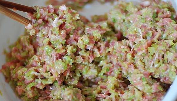 包饺子调肉馅,记住“3不加”,饺子香味足、汁水多,不硬不柴