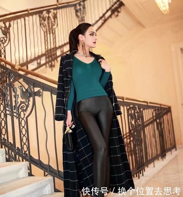 大长腿 简约时尚的黑色皮裤,显得美女千娇百媚楚楚动人!