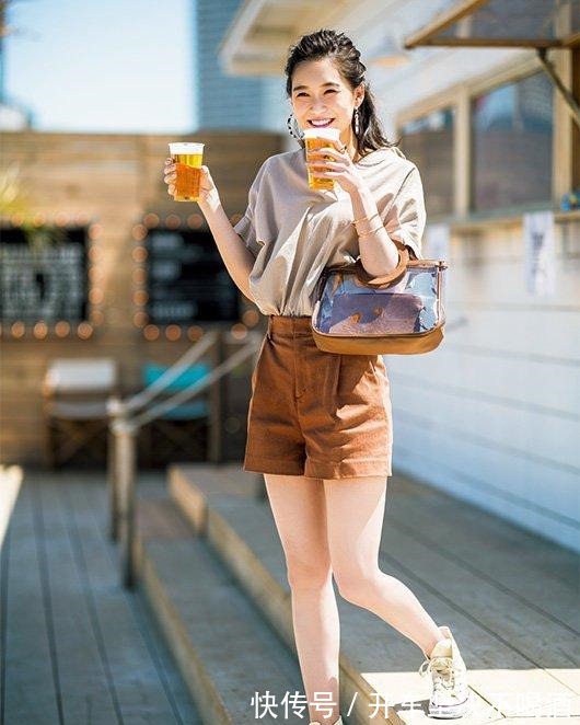 搭配师 海边穿搭不一定选浅色,搭配师亮色更出众,试试这3种时髦单品