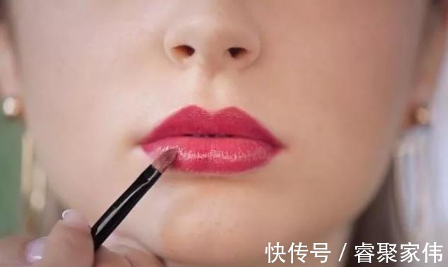唇部 涂口红的3个“低级错误”,八成以上女人都在犯,难怪掉色还沾杯