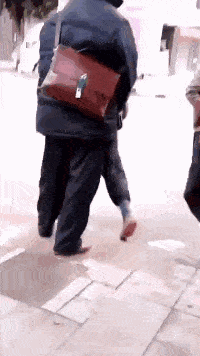 |搞笑GIF:这妹子估计是第一次出远门,准备连人带行李一块托运安检。