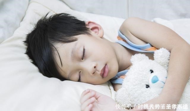 父母|一家四口的“睡姿”火了,网友调侃父母才是真爱,孩子只是意外