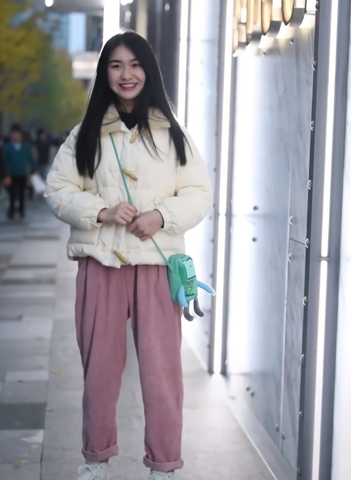 比起烂大街的牛仔裤,少女更偏爱这款“樱花裤”,显瘦离不开它!