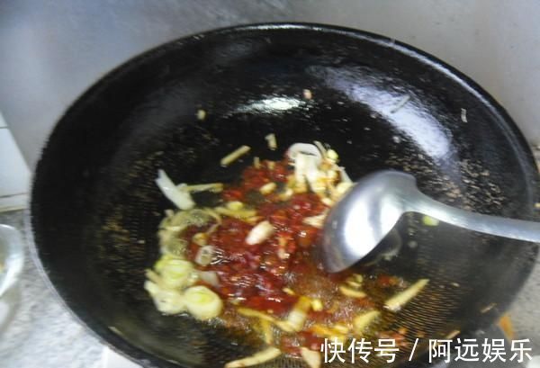 这道菜|木耳加一物，金子都不换，常吃排出体内毒素，大肚腩悄悄不见