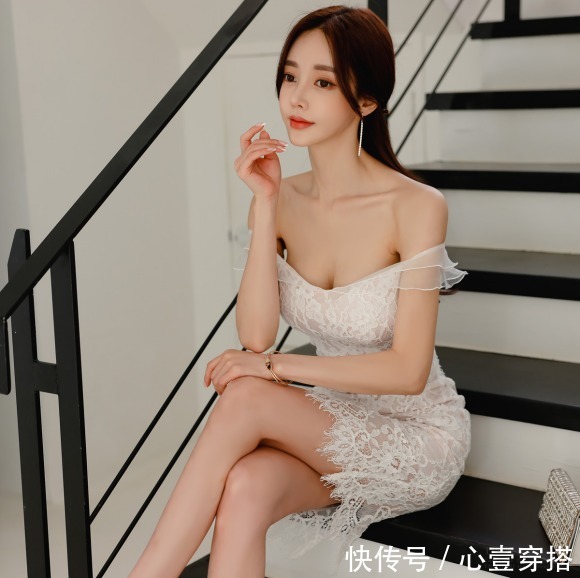 时尚|女神孙允珠时尚搭配:经典华沙夏菊雕绣波浪抹胸裙