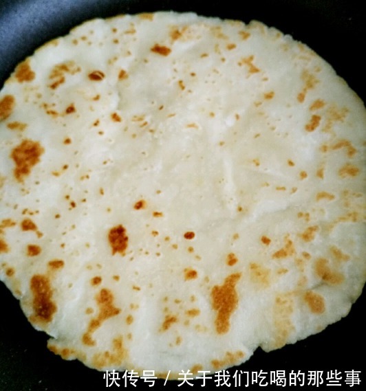 做烙饼时别用冷水和面，学会2个技巧，烙饼柔软筋道，放凉也不硬