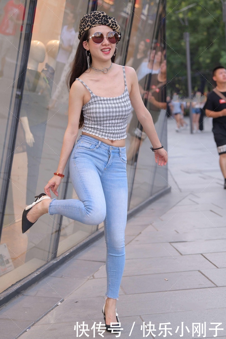 短款|黑白格短款背心, 搭配高腰浅色牛仔裤, 优雅时尚