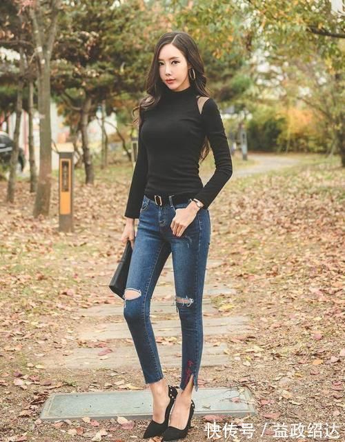 紧身裤 女神搭配：腰很细的牛仔裤美女，身材颜值俱佳，彰显女人味！