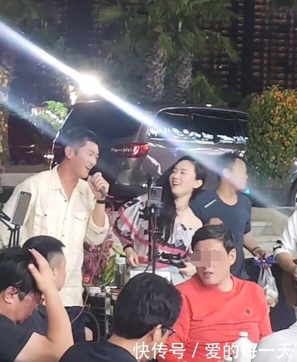 网友偶遇霍思燕杜江冲浪,嗯哼赤脚玩,粉丝被问小女孩说“三不”