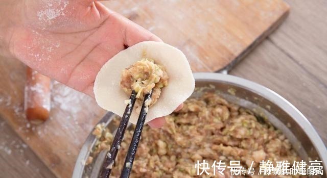 调肉馅时,放料酒是大忌。正确方法告诉你,肉馅鲜嫩多汁无腥味