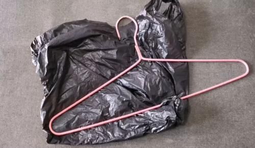 小常识|衣架上套个塑料袋，家政阿姨偷偷告诉我，厉害又实用，赶紧告诉家里人