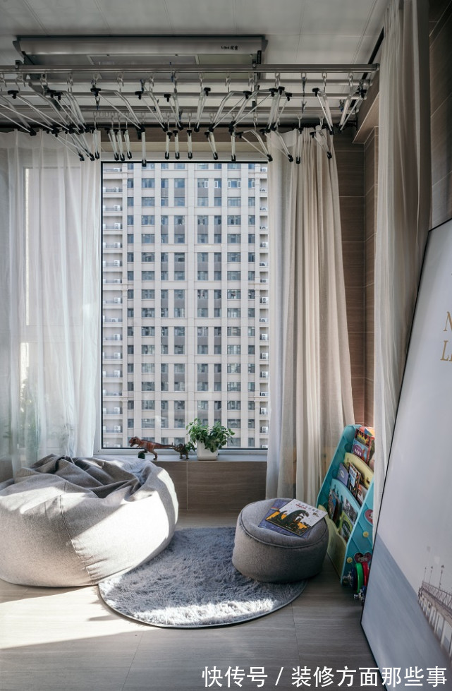 背景墙|153平现代风四居室,原木色+白色令空间蔓延着冷暖和气