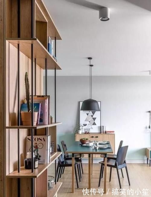 隔断|66㎡两居,以储物柜做隔断,以墨绿和原木配色,实用的文艺范儿