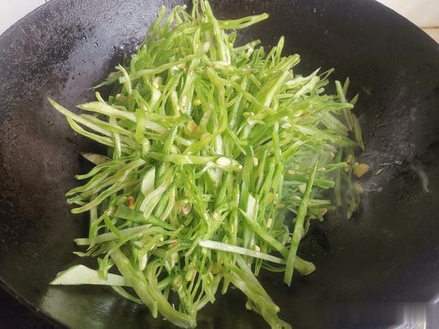 这菜越吃越香，比肉菜都下饭，简单易做清爽不油腻，夏天适合多吃