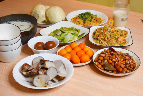 蟹姐|70多岁老妈做的周末早餐,满满摆了一桌,网友:真是亲妈