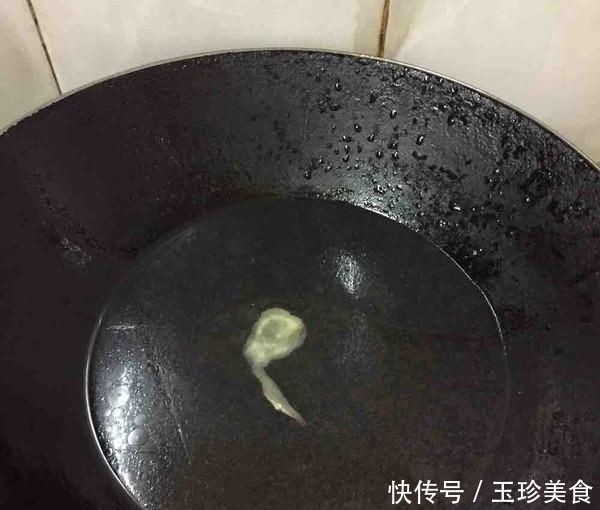 炒花甲怎么才能做出鲜味又没沙子？海边人教你正宗做法，巨赞！