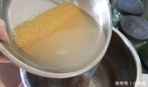 熬小米粥时，万万不可直接下锅，多加这1步，保证出油又好喝