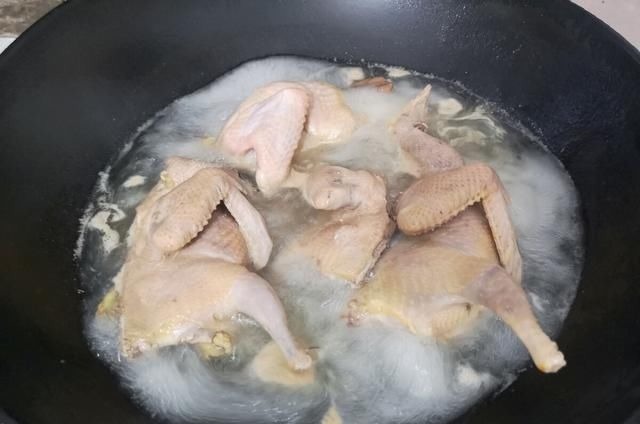 一鸽胜九鸡，炖汤时不能先焯水，学会这样做，汤鲜味美更好喝