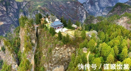 千山万里$将军睡千年:将军的战袍由山川而制,足够凝重庄严