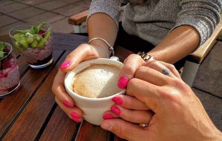 吃相|53岁陈小春翻菜惹争议,曾因喝粥被应采儿扇耳光,男人的吃相有多重要