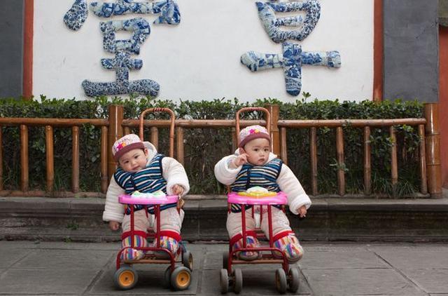 老夫老妻|双胞胎宝宝女翻男,护士出产房报喜,没想到家属却没一个开心的