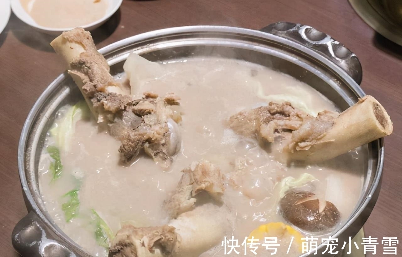 小鬼头：小蛙用铃儿草啦，大嘴：这是在向我示爱吗！