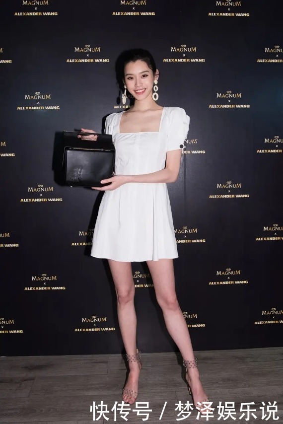 赌王四房儿媳在机场真高调,细吊带连衣裙配马丁靴,一般人都不敢