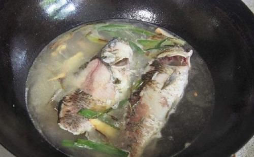  淡如水|炖鱼汤，一个动作就暴露厨艺，鱼汤寡淡如水还很腥，鱼肉也难吃