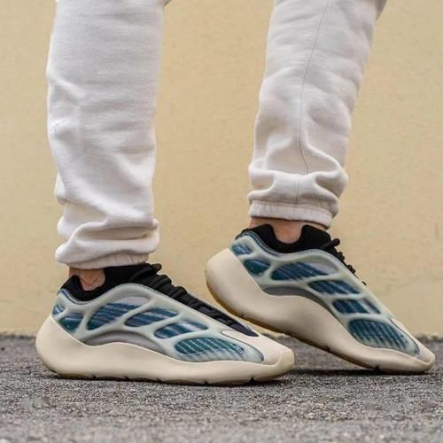 小程序突袭登记！Yeezy 700＂杰尼龟头＂配色发售，炒价2k多？