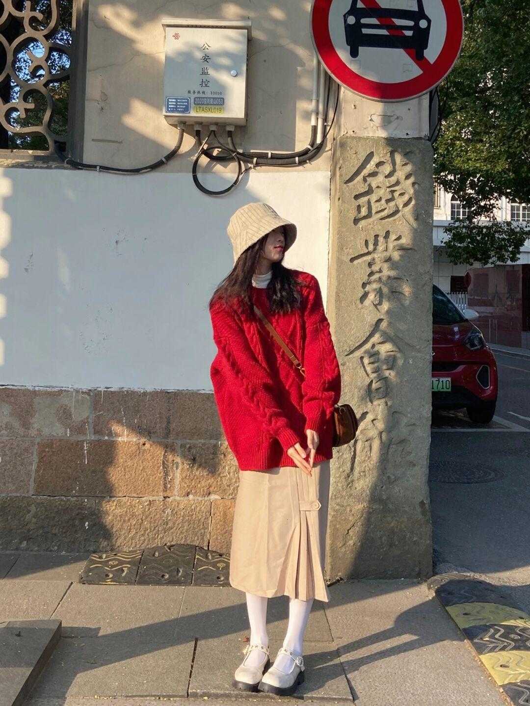 穿搭|今年流行红色毛衣,搭配半裙,裤子都气质,简约还高级