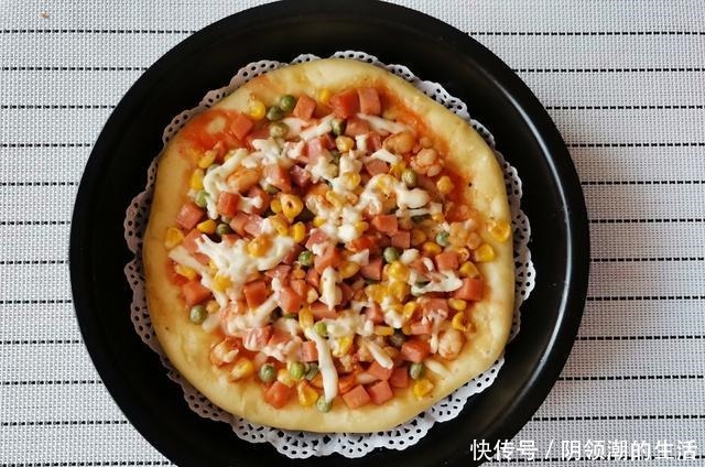 在家做披萨,平底锅就可以,馅多料足,儿子说比外面买的还好吃