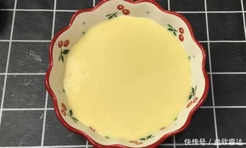 4个鸡蛋，1碗面粉，不用烤的蛋糕，不塌不回缩，松软香甜