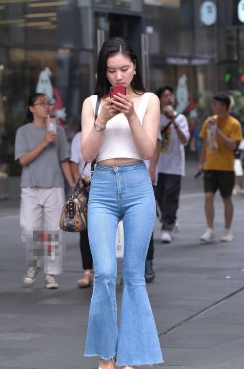 美女 长发飘飘，高跟鞋美女，变身一道移动的靓丽风景