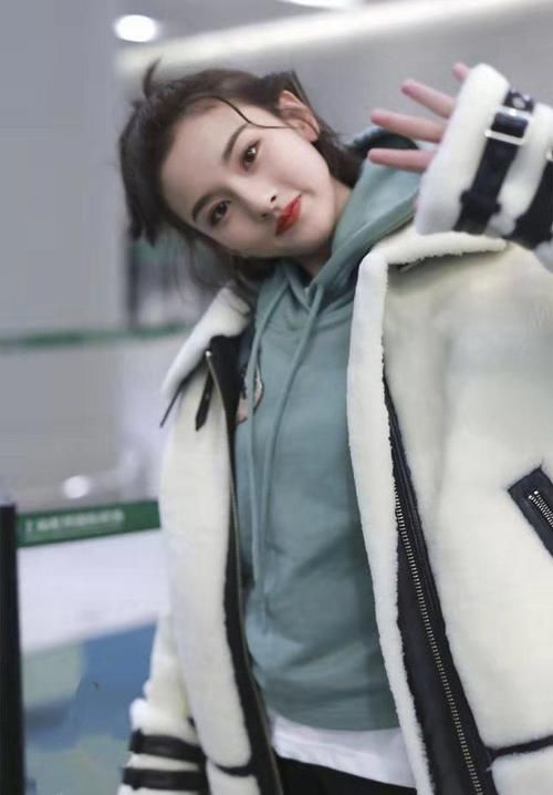 宋祖儿|小姐姐终于像21岁了，阿童木卫衣配绒大衣，穿出日系少女范