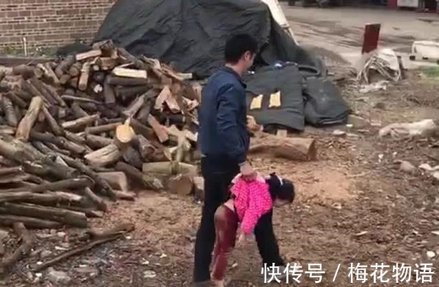 亲爹|做坏事被现场“抓包”,萌娃被亲爹“拎回家”,亲妈看到心疼不已