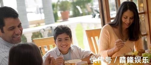 熟人家|“妈妈,我碗里有根头发”,两位妈妈的不同做法,情商立分高下