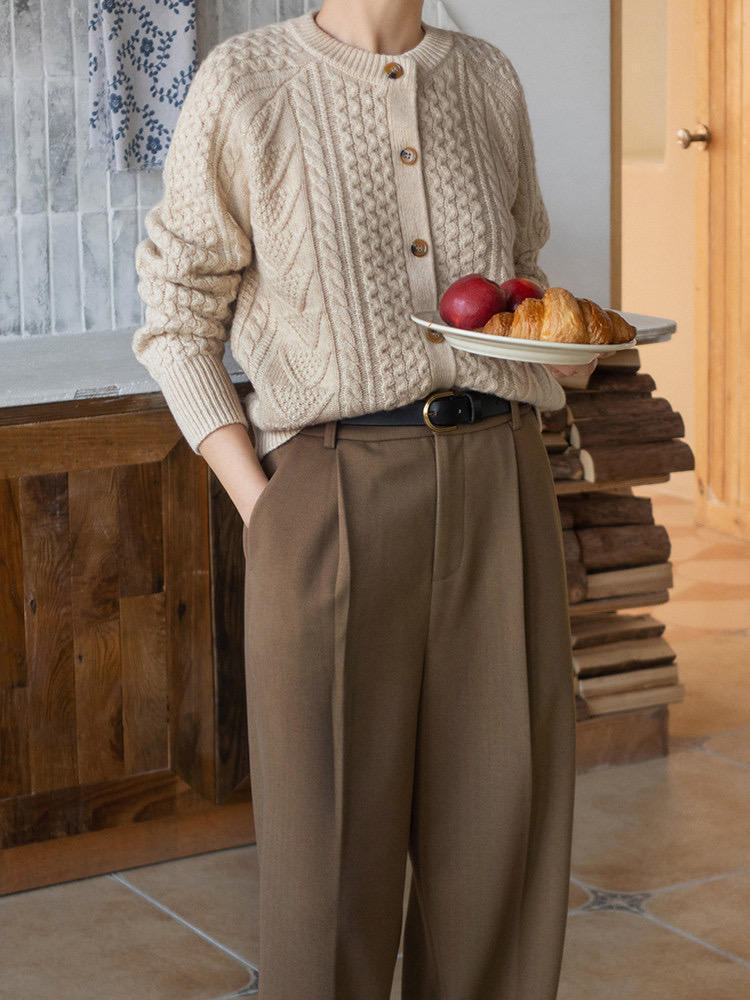 穿搭|这个冬天一定要拥有一件羊毛衫,搭配棕色西装裤,简直不要太美!