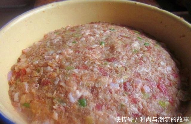 调猪肉馅时,掌握这3个关键技巧,肉馅软嫩多汁,不柴不硬更入味