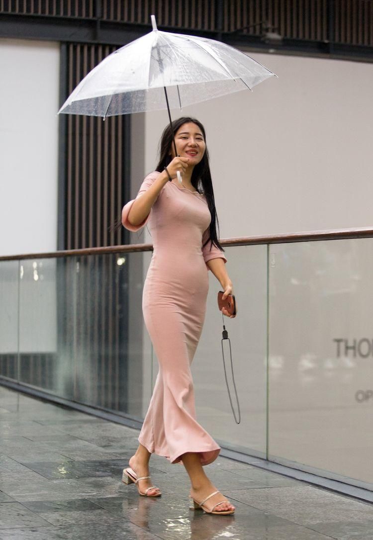 街拍苏杭一场江南烟雨,一段唯美邂逅,风里雨里她在等你